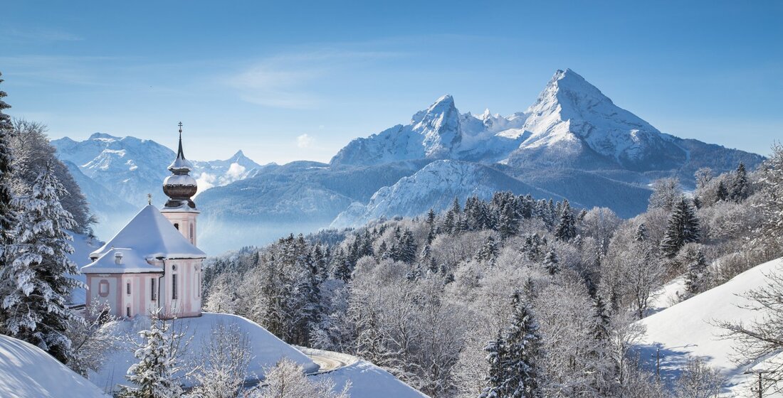 Verschneites Dorf in den Alpen