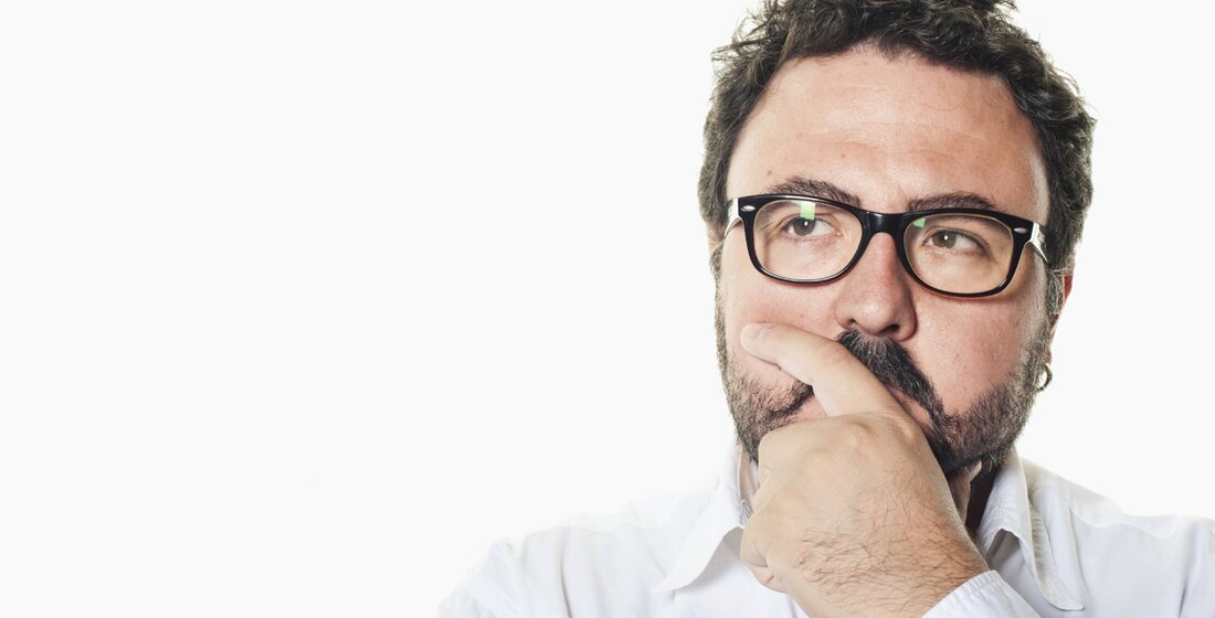 Nachdenklicher Mann mit Brille